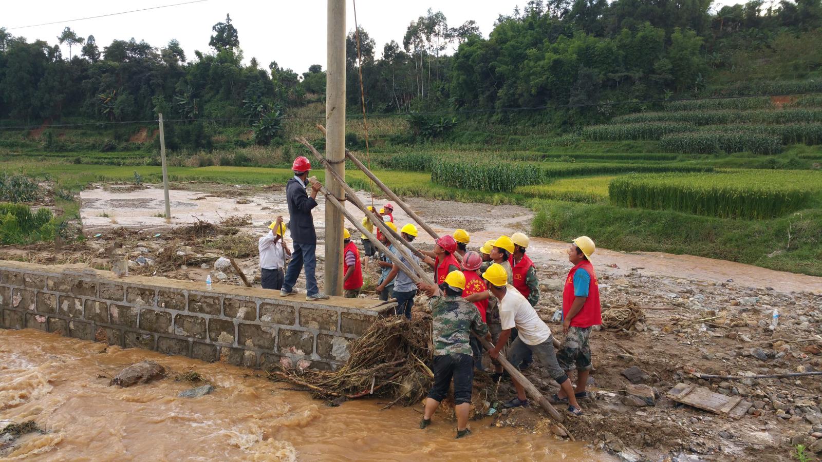 2015年9月19日，昌寧分公司應對9·16地質災害，昌寧田園鎮新城社區10千伏電力線路搶修.jpg